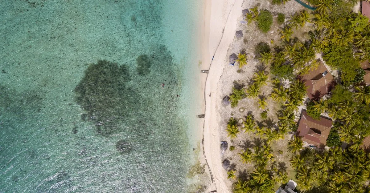 Vista Aérea De La Playa Y Cabañas
