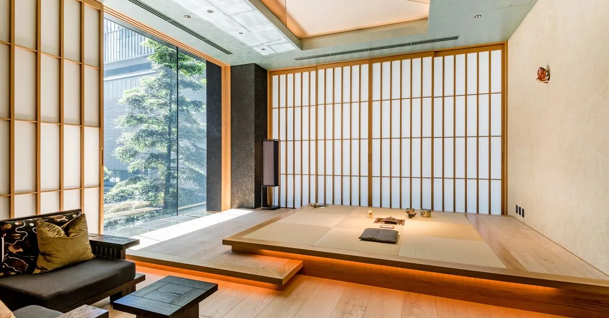Mesa De Madera Marrón Junto A La Ventana De Cristal